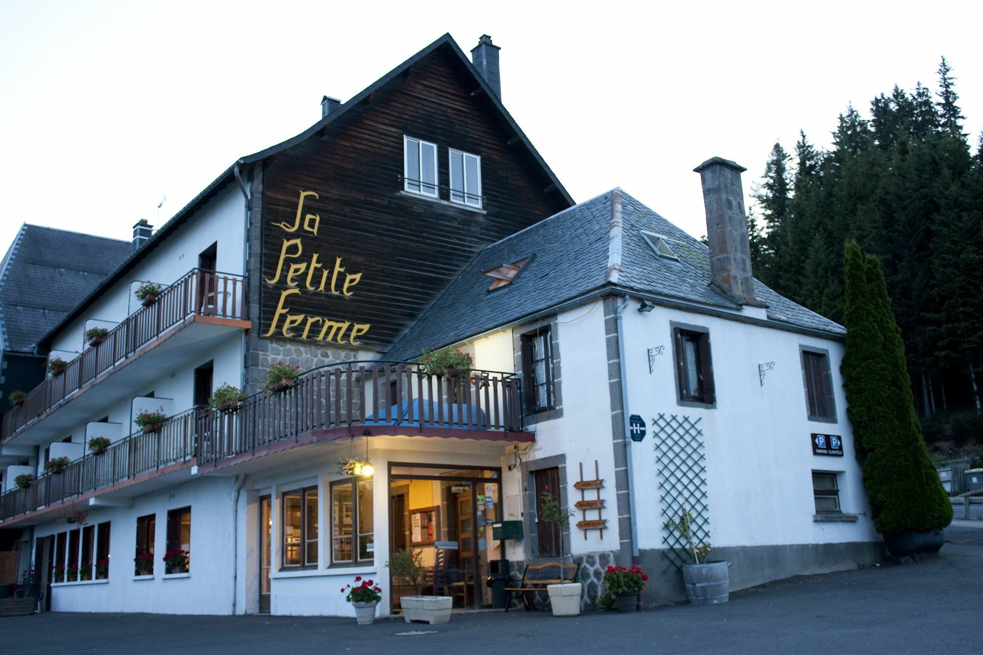 Auberge De La Petite Ferme, Super-Besse Est, The Originals Relais מראה חיצוני תמונה